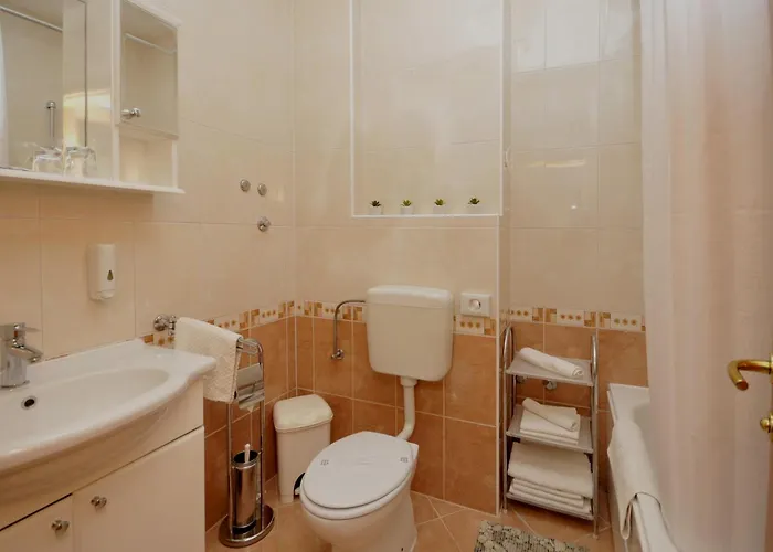 بيت ضيافة And With Parking Space - 22531 تروغير